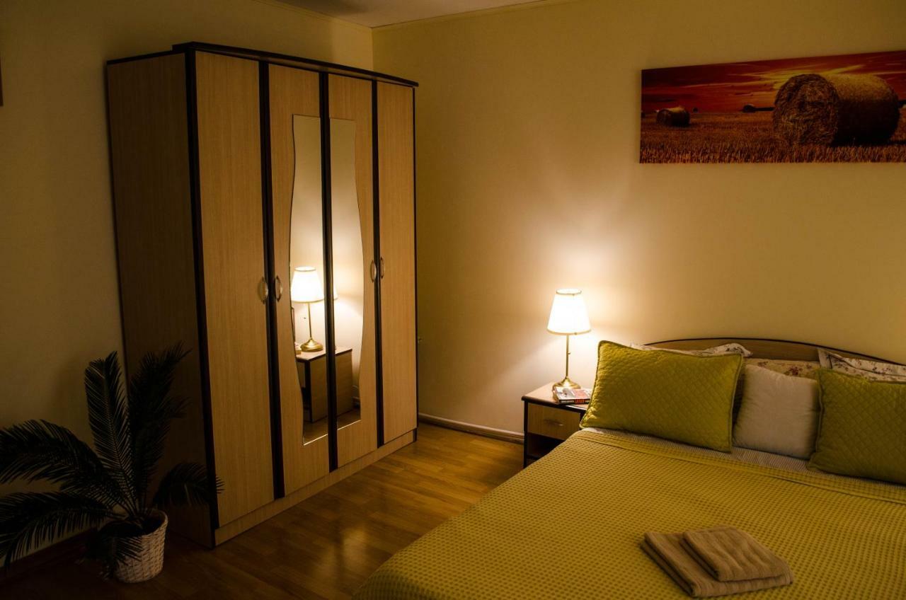 Collosal Apartment With Garden Bucharest Exterior photo