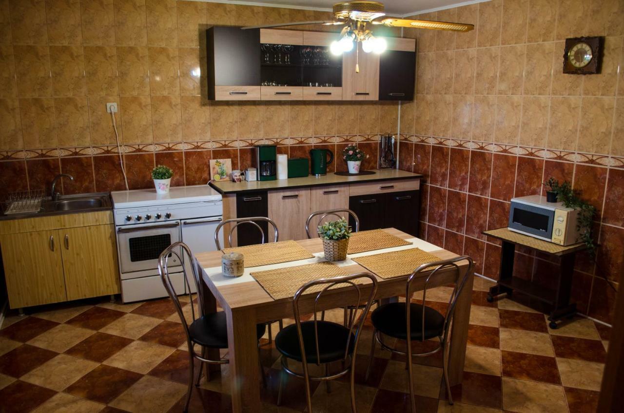 Collosal Apartment With Garden Bucharest Exterior photo